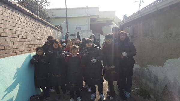 지난 5일 광주 북구 나눔꿈지역아동센터, 민들레지역아동센터 청소년들과 자원봉사자들이 사랑의 연탄나눔 봉사활동을 펼치고 있다. ⓒ나눔꿈지역아동센터