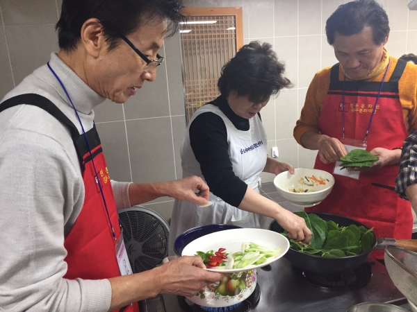 중년남성들이 광주전통문화관에서 요리를 배우고 있다. ⓒ광주문화재단 제공