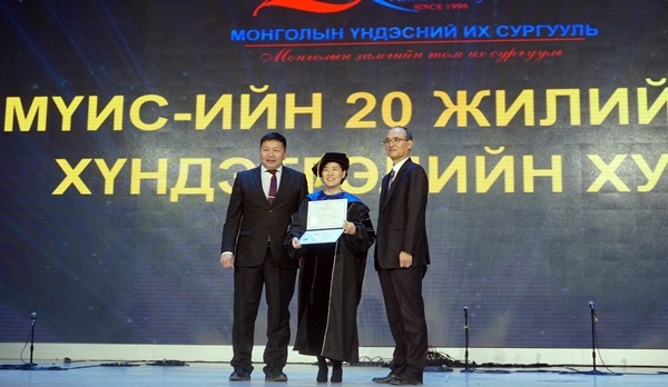김진희 조선대학교 간호학과 교수가 지난해 12월 18일 몽골민족대학교로부터 명예박사학위를 수여받고 있다. ⓒ조선대학교 제공