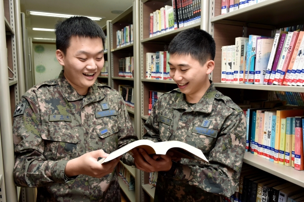 공군 제1전투비행단은 장병들의 독서를 권장하기 위하여 지난 2018년부터 ‘선봉 독서마라톤’을 시행하고 있다. 1전비 장병들이 병영도서관에서 독서를 즐기고 있다. ⓒ공군제1전투비행단 제공
