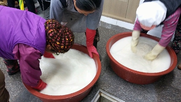 전남 곡성 석곡면 죽산마을 주민들이 백세미로 조청을 제조하고 있다. ⓒ전남 곡성군청 제공