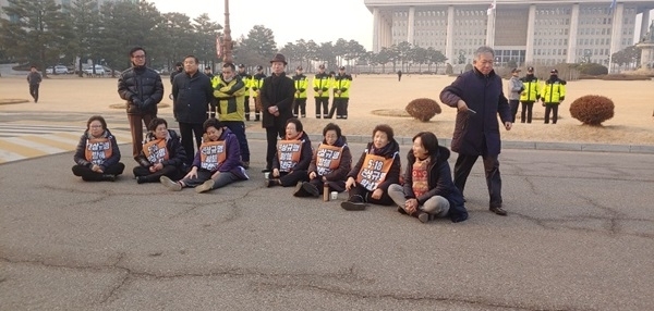 옛 전남도청 지킴이 어머니회원들과 5.18유족회원들이 지난 11일 국회 앞에서 자유한국당의 5.18진상규명위원회 위원 기만을 규탄하며 항의시위를 벌이고 있다.