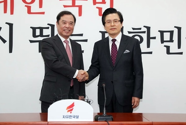 김병준 자유한국당 대표(왼쪽)와 황교안 전 국무총리. ⓒ자유한국당 누리집 갈무리
