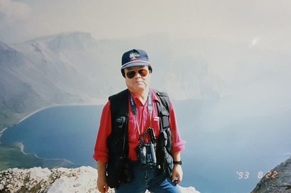 1993년 백두산 천지에 오른 이기명 선생. ⓒ팩트TV 제공