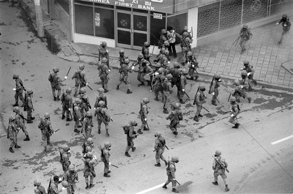 1980년 5.18광주민중항쟁 당시 계엄군이 시민을 구타하고 있다.