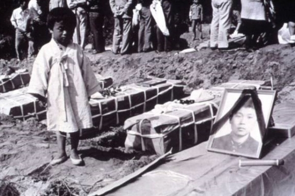 1980년 5월 광주광역시 북구 운정동 망월묘역 5.18광주민중항쟁 희생자 안장식에서 어린 가족이