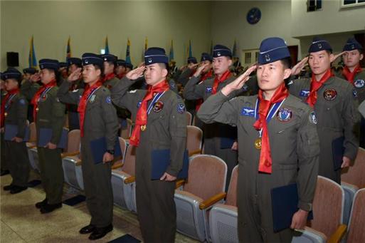 28일 공군 제1전투비행단 기지 강당에서 ’1차 고등비행교육과정 수료식에서 새내기 조종사들이 경례하고 있다. ⓒ제1전투비행단 제공