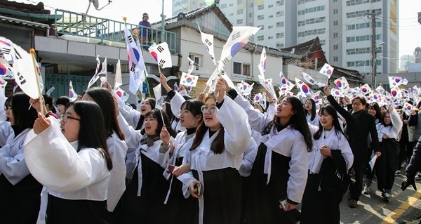 광주 수피아여고생들이 지난해 3월 10일 '3.1만세 행진'을 펼치고 있다. ⓒ광주인