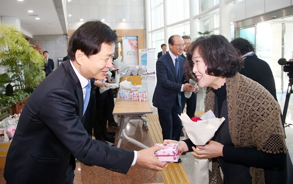 장석웅 ,전남도교육감이 제111주년 세계여성의 날을 맞아 8일 오전 출근하는 여직원들에게 장미꽃과 기념품을 나눠주고 있다. ⓒ전남도교육청 제공