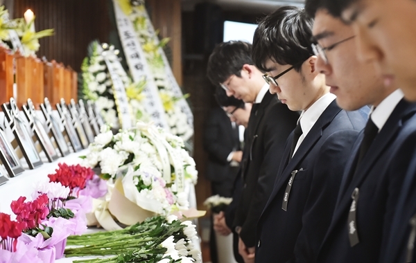 조선대학교 의과대학생들이 8일 한마음홀에서 열린  시신기증자 합동 추모식에서  헌화와 묵념을 하고 있다.