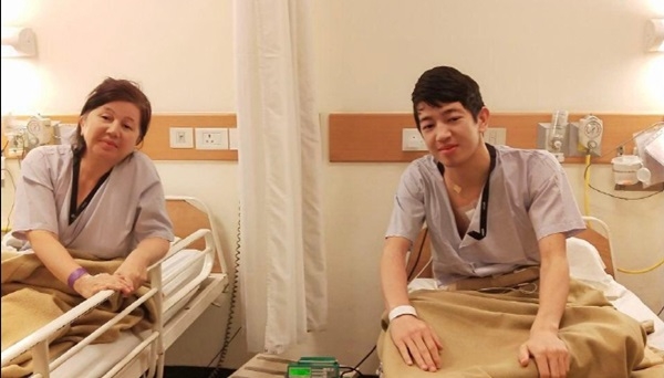 전남대 우즈벡 유학생 살도르와 신장을 이식해 준 그의 어머니가 우즈베키스탄에 있는 병원에 나란히 누워 회복치료를 받고 있다. ⓒ전남대학교 제공
