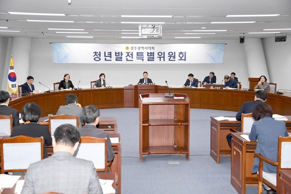 광주광역시의회 청년특별위원회가 14일 회의를 열고 있다.