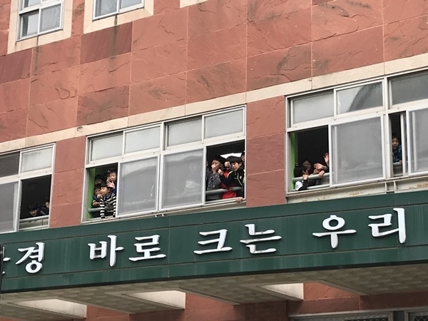 지난 11일 전두환씨가 광주에서 재판을 받은 날 광주지방법원 맞은편 한 초등학교 학생들이 창문을 열고 "전두환은 물러가라"고 외치고 있다. ⓒ광주인