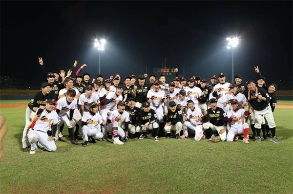 지난해 12월9일 대만에서 열린 한국과 대만 연예인 야구단 경기에서 선수단이 기념촬영을 하고 있다. ⓒ광주시청 제공