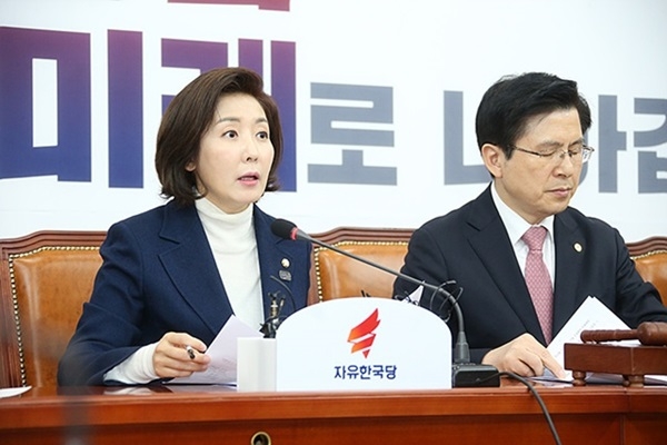 황교안 자유한국당 대표(오른쪽)와 나경원 원내대표. ⓒ자유한국당 누리집 갈무리
