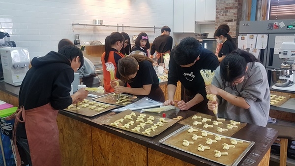 광주 월산동 청소년들이 지난 10일부터 12일 마을 청소년공간 ‘친구네집’에서 세월호 참사 5주기 추모 쿠키를 만들고 있다.