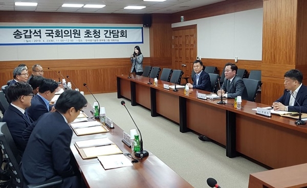 송갑석 의원(더민주당 광주 서구갑)이 23일 한국광기술원에서 내년 예산 확보를 위한 간담회를 갖고 있다.
