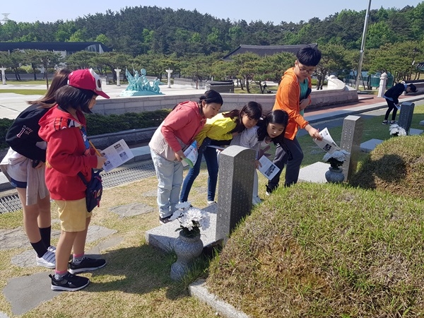 지난해 5월 문흥초교 학생들이 '오월길 역사기행'에서 국립5.18민주묘지를 찾아 5.18희생자 묘비를 살펴보고 있다. ⓒ광주시교육청 제공