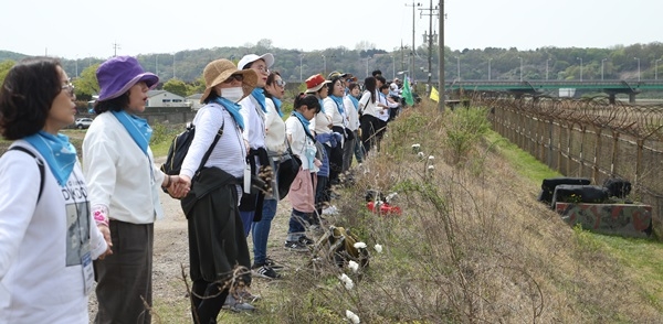 27일 임진강 철책선에서 평화통일을 염원하는 전남교사, 학생들. ⓒ전남교육청 제공
