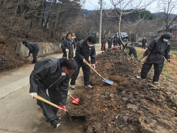 광주광역시 자원봉사자들이 지난 9일 강원도 산불피해 현장을 찾아 지원활동을 펼치고 있다.