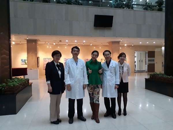 중국 정저우의 대표적 의료관광 에이전시인 ‘Hey Good LLC’의 윙지 왕 대표(왼쪽에서 세 번째)가 지난 25일 전남대치과병원 팸투어를 갖고 있다. ⓒ전남대병원 제공