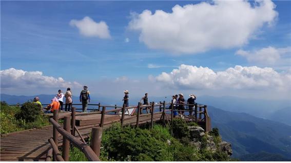 지리산국립공원 노고단 트레킹 모습.