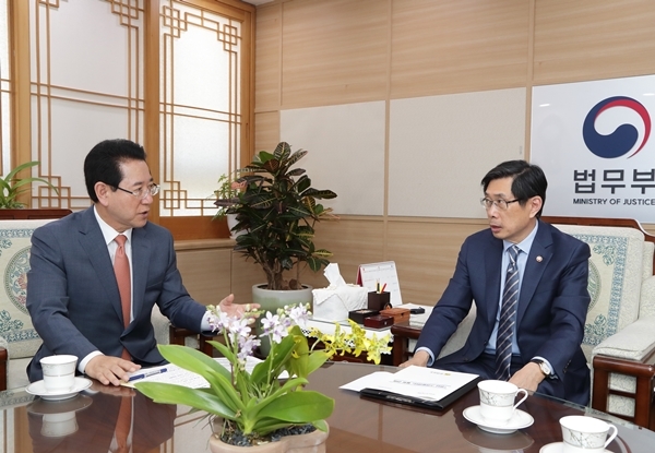 김영록 전남지사(왼쪽)가 15일 박상기 법무부 장관을 만나고 있다.