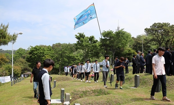 광주전자공고 학생들이 15일 광주 북구 운정동 옛 5.18묘역(민족민주열사묘역)을 찾아 참배 후 둘러보고 있다.