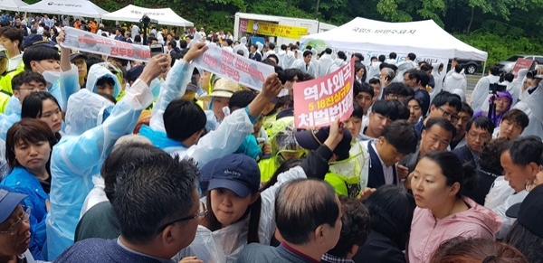 18일 광주시민들이 5.18기념식에 참석한 황교안 자유한국당 대표에게 "5.18왜곡과 망언을 사과하라"고 항의하고 있다. ⓒ예제하