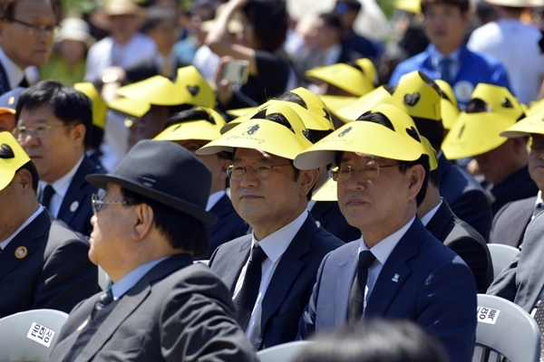 이용섭 광주시장(왼쪽에서 두 번째)지난해 5월 23일 경남 김해 봉하마들에서 엄수된 고 노무현 대통령 서거 9주기 추모식에 참석하고 있다.