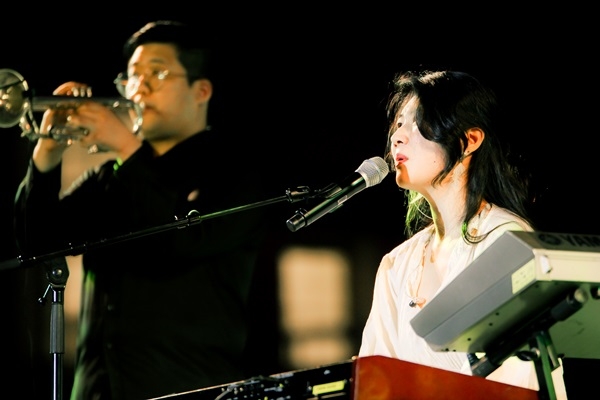 9회 오월창작가요제에서 대상을 수상한 '보엠'이 지난 25일 5.18민주광장에서 노래를 부리고 있다. ⓒ오월창작가요제 제공