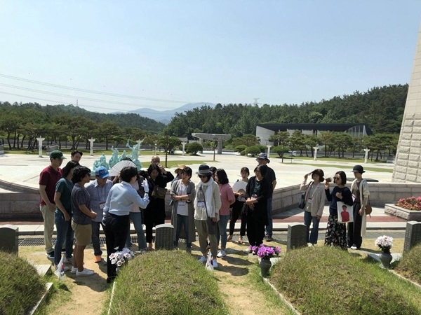 국립5.18민주묘지를 방문한 방송작가들.