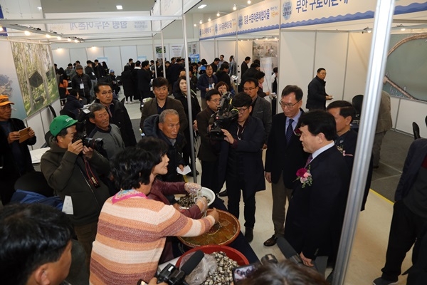 지난해 11월 24일 전남 장흥 통합의학컨벤션센터에서 전국 최초로 열린 '귀어 스몰엑스포' 현장. ⓒ전남도청 제공