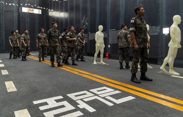 육군보병학교 장병들이 국립아시아문화전당을 둘러보고 있다. ⓒ아시아문화원 제공