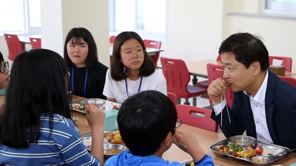 장석웅 전남도교육감이 취임 1주년을 맞아 지난 21일 신안 섬 학교를 방문하여 학생들과 대화하고 있다. ⓒ전남도교육청 제공