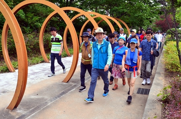 이용섭 광주시장이 22일 푸른길 공원을 시민들과 함께 걷고 있다. ⓒ광주시청 제공