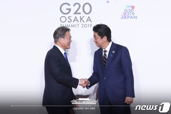 문재인 대통령이 지난달 28일 오전 인텍스 오사카에서 열린 G20 정상회의 공식환영식에서 의장국인 일본 아베 신조 총리와 악수하고 있다. ⓒ청와대 SNS 갈무리