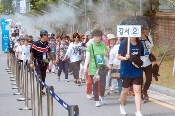서울지역 단체관람객들이 광주세계수영경기장으로 이동하고 있다. ⓒ광주시청 제공