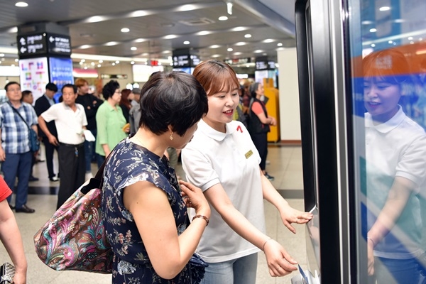 광주 서구 광천동 금호버스터미널에서 이용자들이 승차권을 구입하고 있다. ⓒ금호고속 제공
