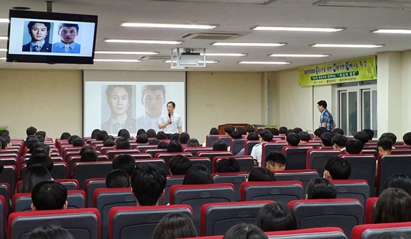 영화 '재심'의 실제 주인공인 박준영 변호사가 17일 광주교육연수원에서 강연하고 있다.