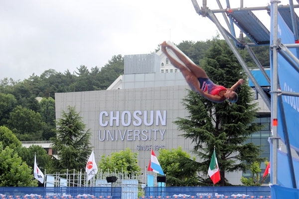 하이다이빙 선수들이 조선대학교 경기장에서 연습하고 있다. ⓒ예제하