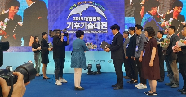 정지훈 전남대학교 교수가 기후변화 대표기술 선정돼 과학기술부 장관상을 수상하고 있다.