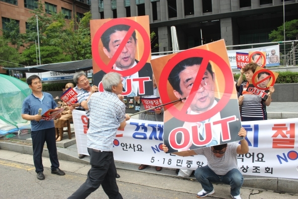 5.18단체 회원들이 지난 2일 서울 종로구 중학동 일본대사관 앞에서 아베정권 규탄 기자회견에서 '퍼포먼스'를 펼치고 있다. ⓒ예제하
