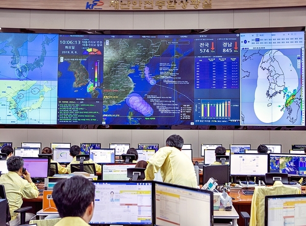 한국농어촌공사가 6일 재난안전종합상황실 중심으로 태풍 이동상황을 실시간 모니터링하고 있다.