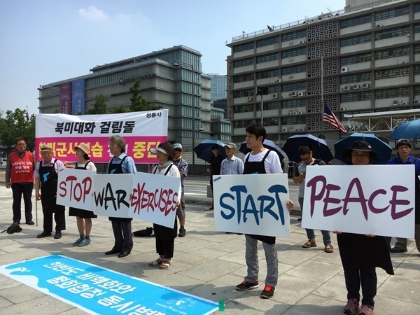 '평화와통일을여는사람들' 회원들이 5일 서울 주한미국대사관 앞에서 '한미연합 군사훈련 중단'을 촉구하는 손팻말 시위를 하고 있다. ⓒ정동석 제공