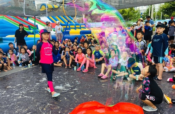 광주 광산구 어룡동 마을에 설치한 물놀이장에서 어린이들이 물놀이를 즐기고 있다. ⓒ광주 광산구청 제공