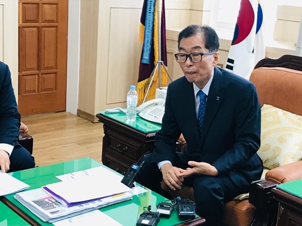 강동완 전 조선대 총장이 지난 6월 24일 조선학교 총장실에 출근하여 기자들의 질문에 답변하고 있다. ⓒ광주인