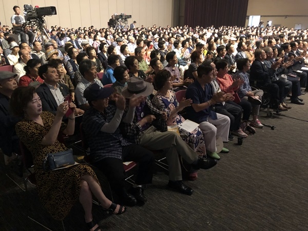 18일 오후 광주 서구 치평동 김대중컨벤션센터에서 열린 /고김대중 대통령 서거 10주기 추모행사가 시민 1천여명과 함께 열리고 있다.