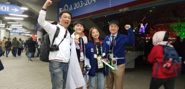 국제기능올림픽 금메달을 수상한 전남기술과학고 출신 양수민 선수(왼쪽 두번째). ⓒ전남도교육청 제공