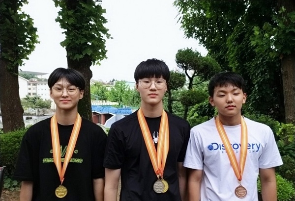 광주체육중 제38회 대통령배전국수영대회에 메달을 획득한 선수들. 왼쪽부터 김지형, 홍석호, 정현우 학생.